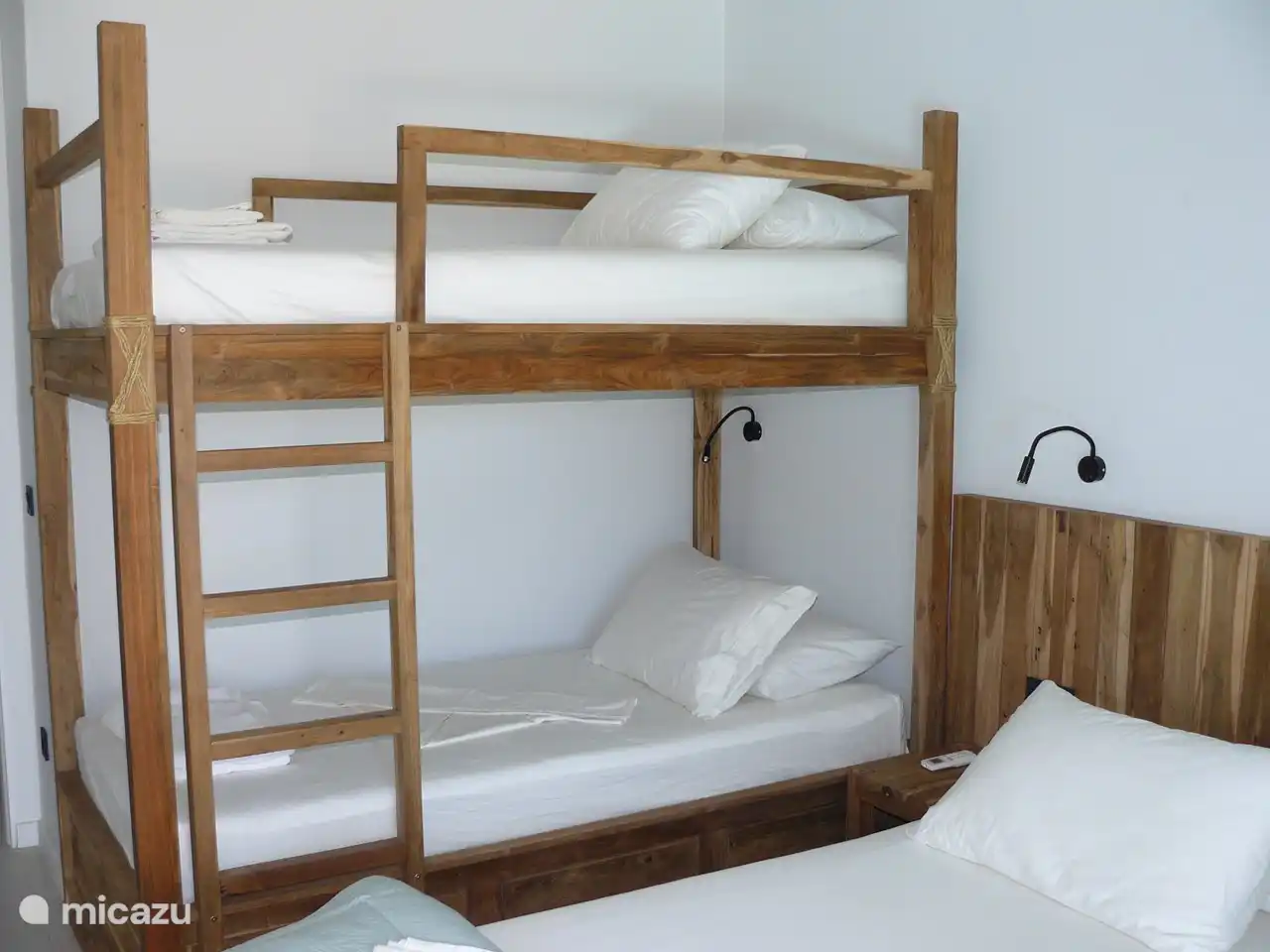 Schlafzimmer mit Etagenbett aus Teakholz. Das Etagenbett ist geräumig, auch für Erwachsene