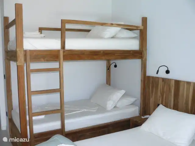 Villa Míticas en Grecia, Gracia Central, Pogonia - villa Dormitorio con literas en teca. La litera es espaciosa, también para adultos.