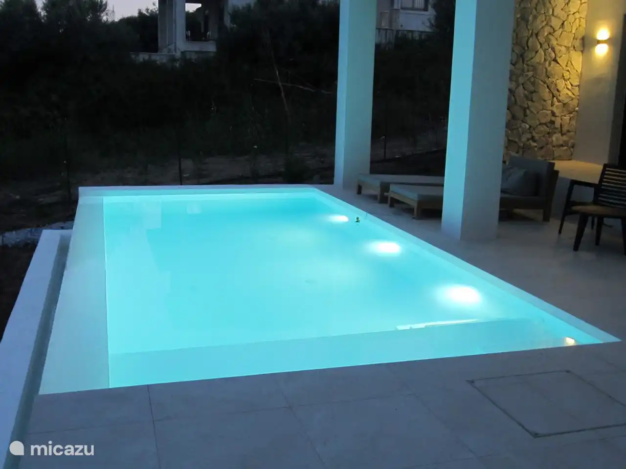 Beheizter Pool bei Nacht