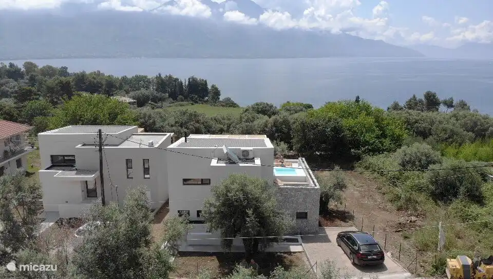 Drohnenbild der Villa, richtig