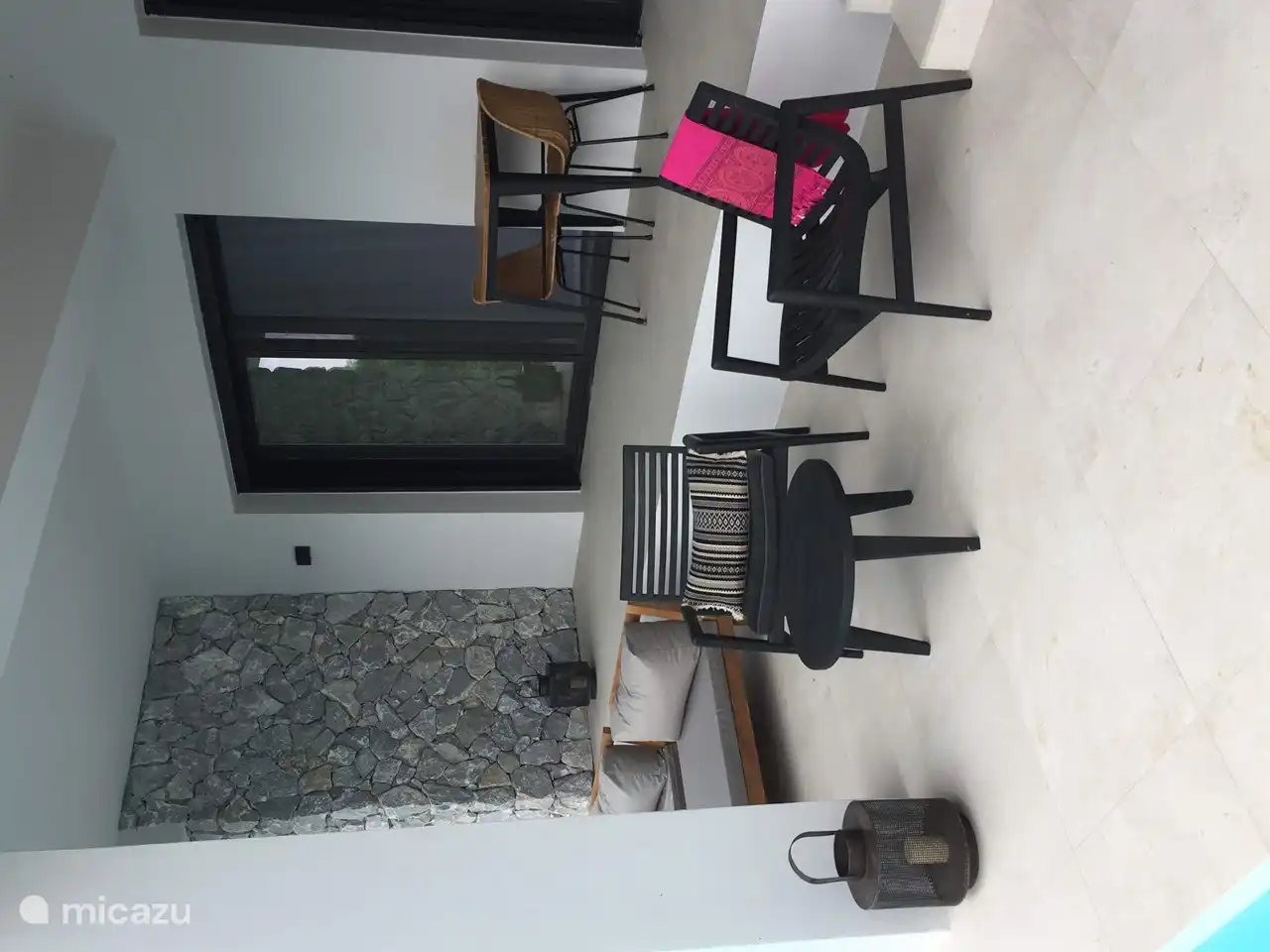 Terrasse im Erdgeschoss, viele Schattenplätze mit Lounge- und Tischgarnitur