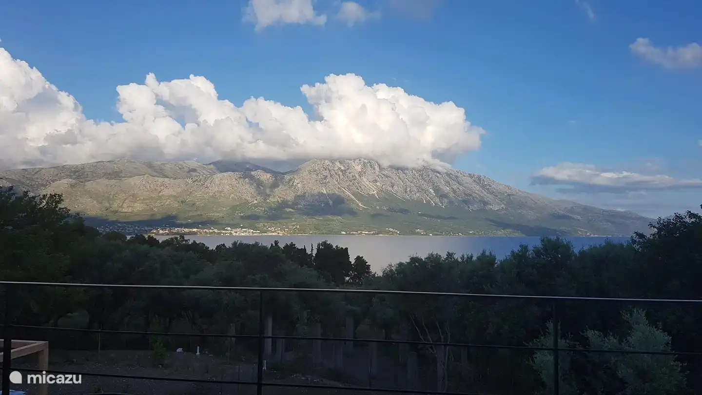Blick von der Terrasse auf das Akarn-Gebirge