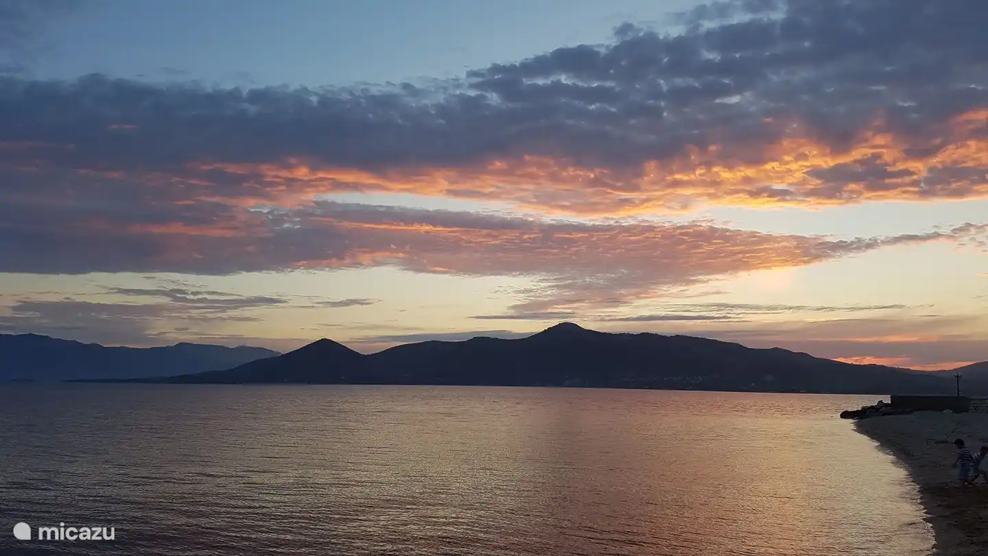 Sonnenfinsternis am Strand von Paleros mit Blick auf Pogonia