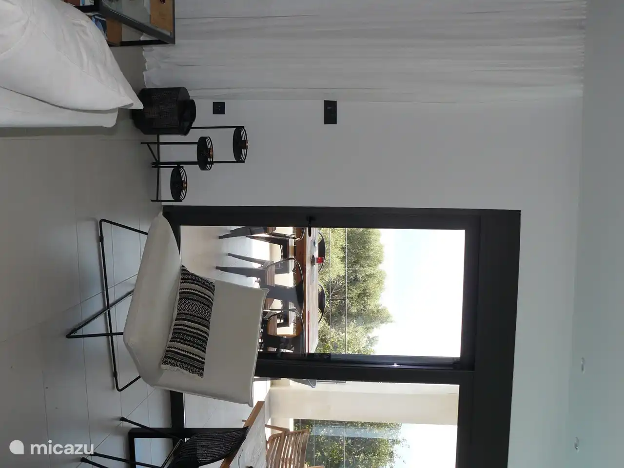 Wohnbereich mit Tür zur Wohnterrasse