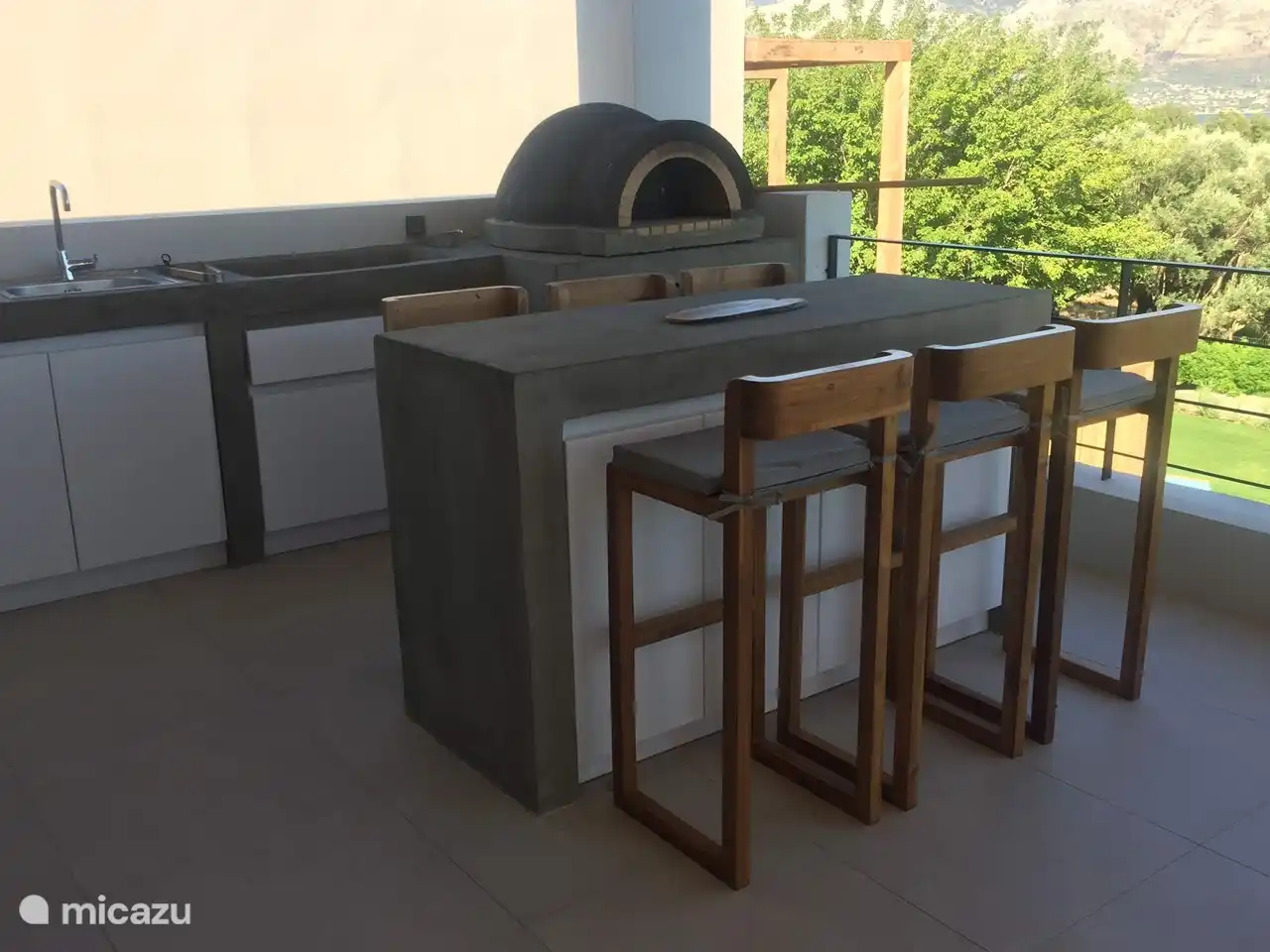 Bar mit Außenküche, Pizzaofen und Grill