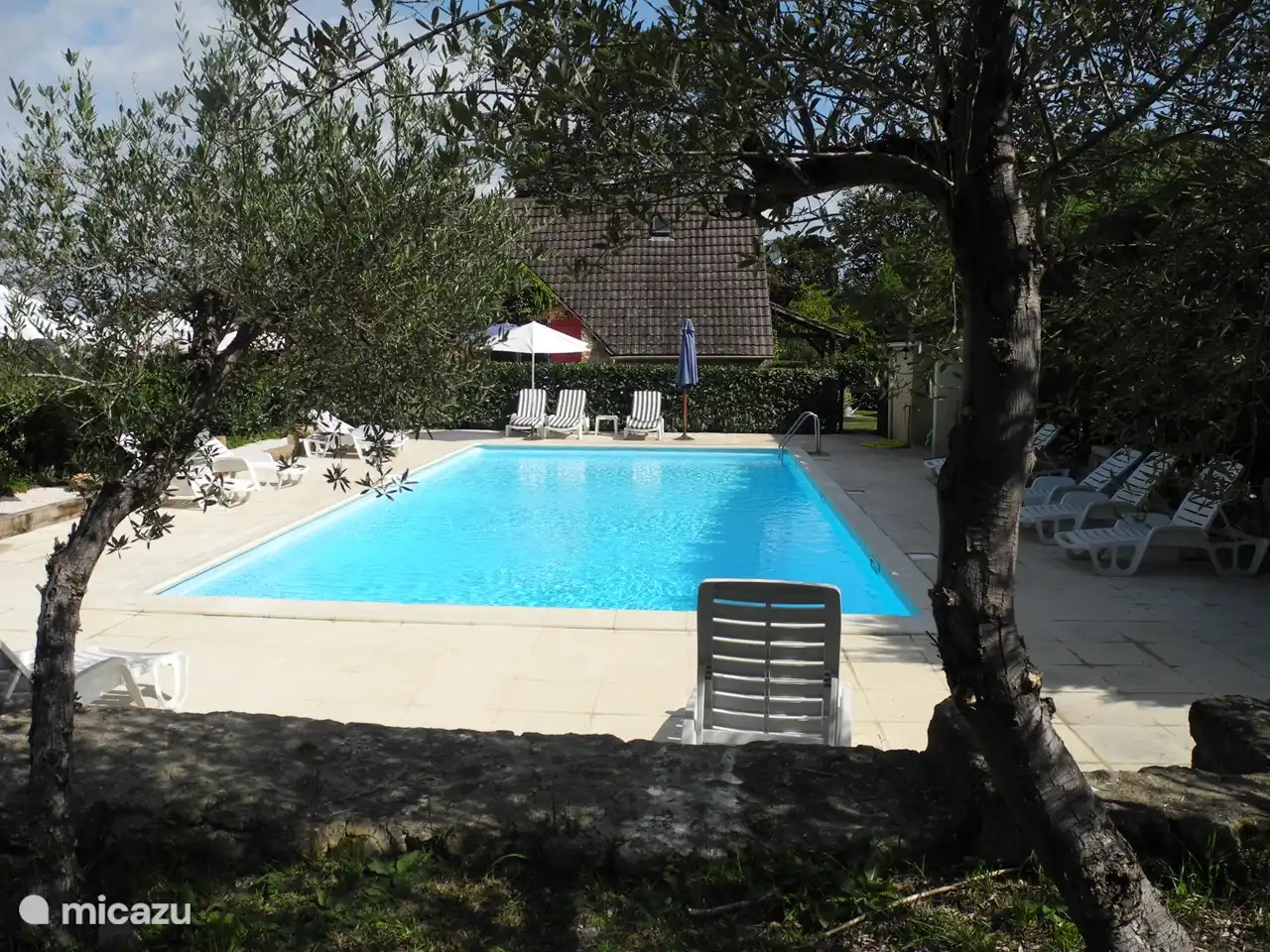 Das beheizte Schwimmbad misst 6 x 12 Meter.