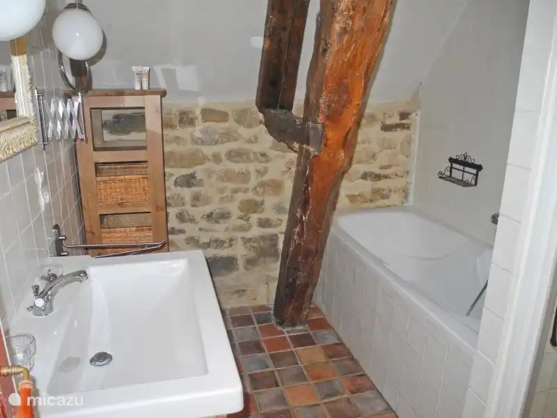 Badezimmer mit Badewanne und separater Dusche