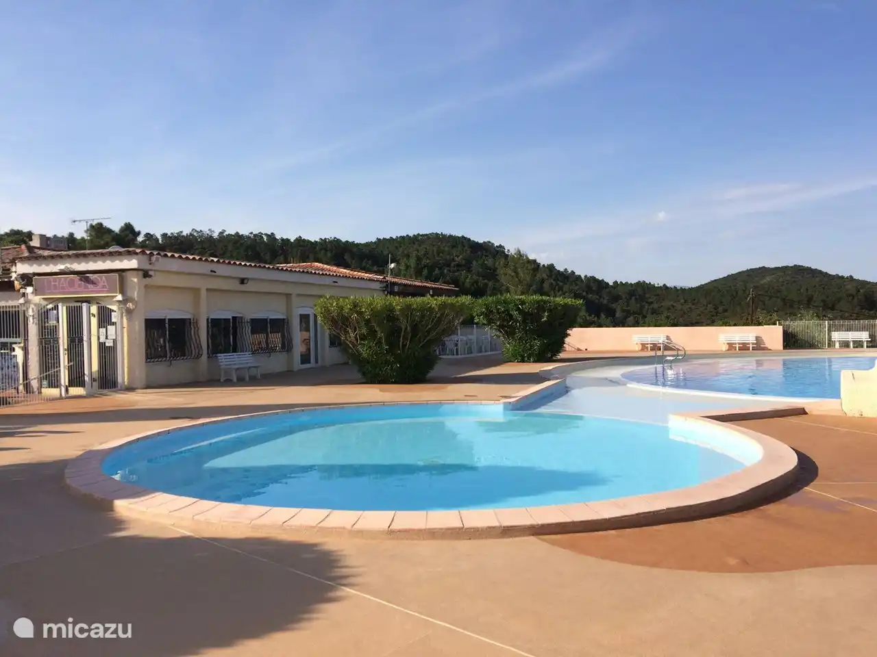 Der schöne große allgemeine Swimmingpool (nur für Anwohner) oben auf dem Anwesen mit einer wunderschönen Aussicht.