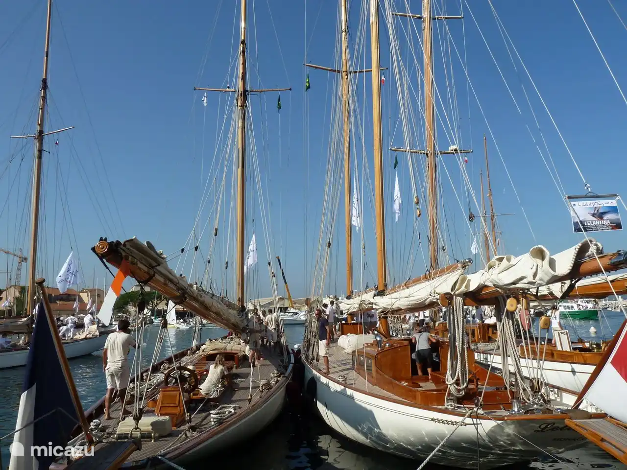 Nach dem Rennen werden die Boote geräumt.