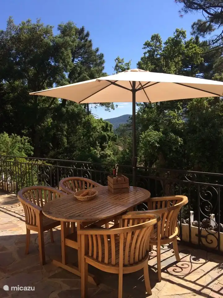 Im Schatten des Sonnenschirms können Sie Ihr Essen genießen und am Tisch verweilen.