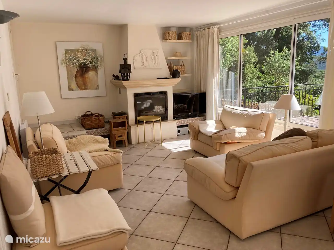 Modernes Wohnzimmer mit Schiebefenstern und Schiebetüren mit Ausgang zur Terrasse