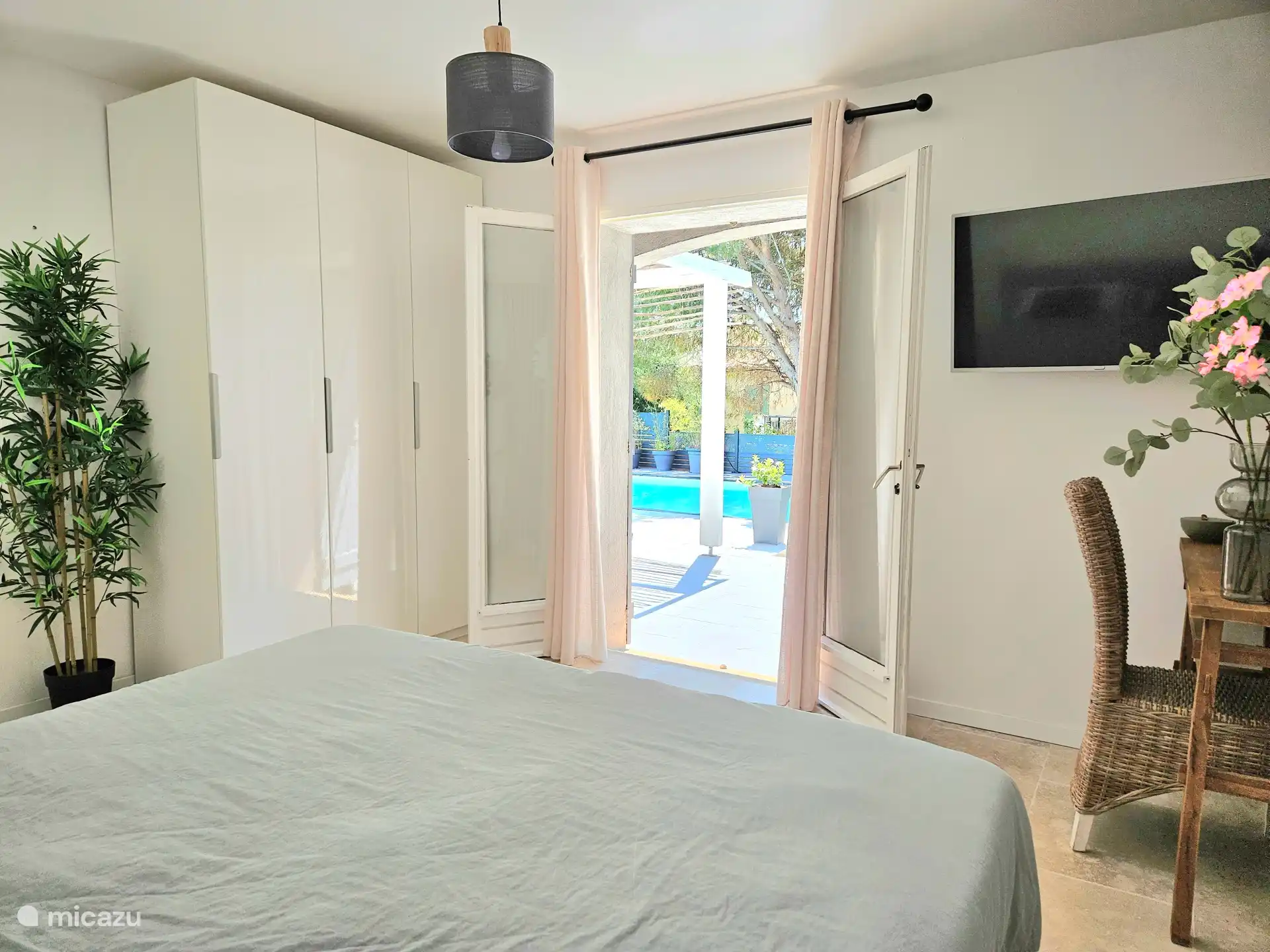 Schlafzimmer auf der Poolseite