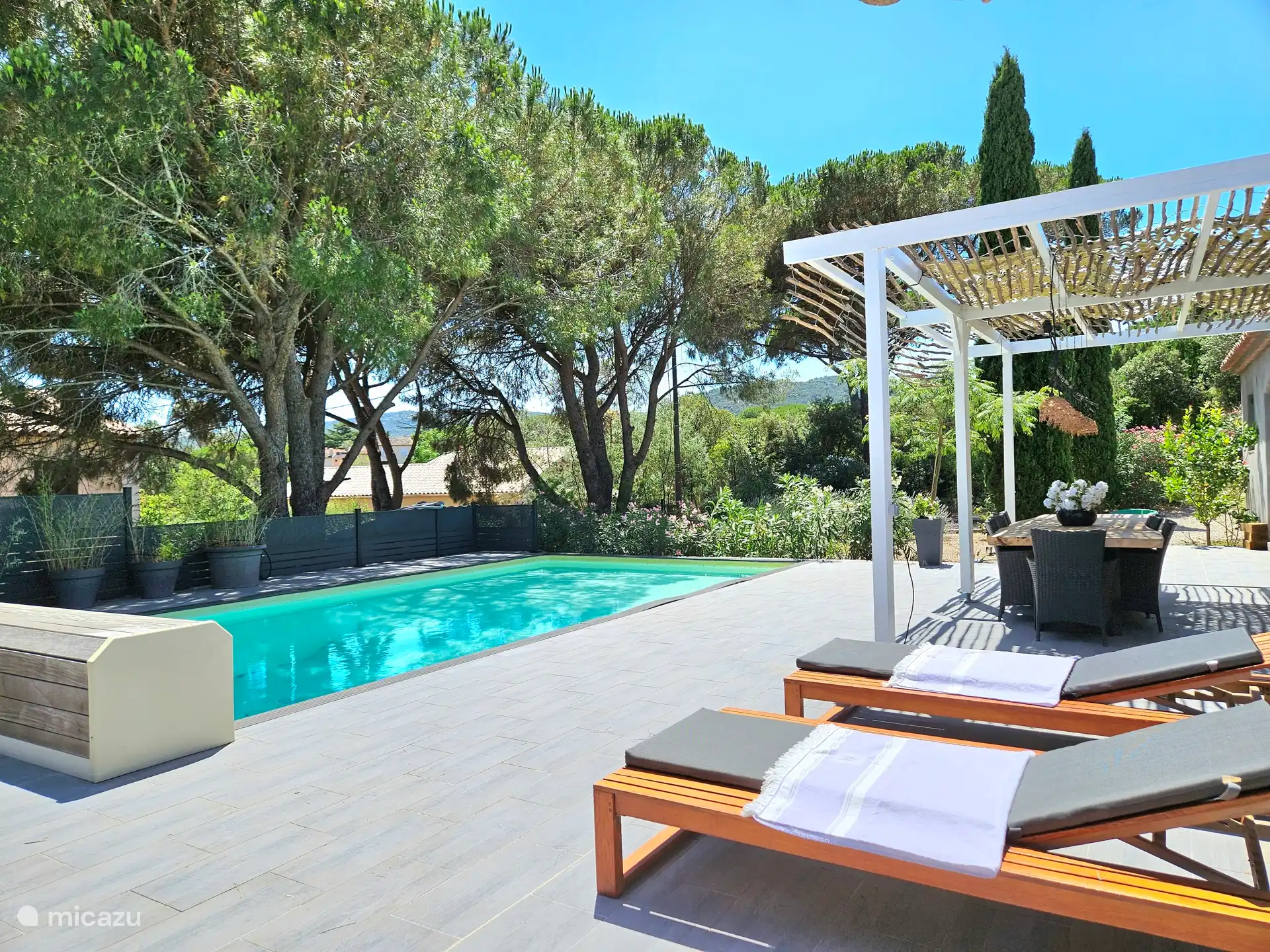 Schwimmbad mit Liegestühlen