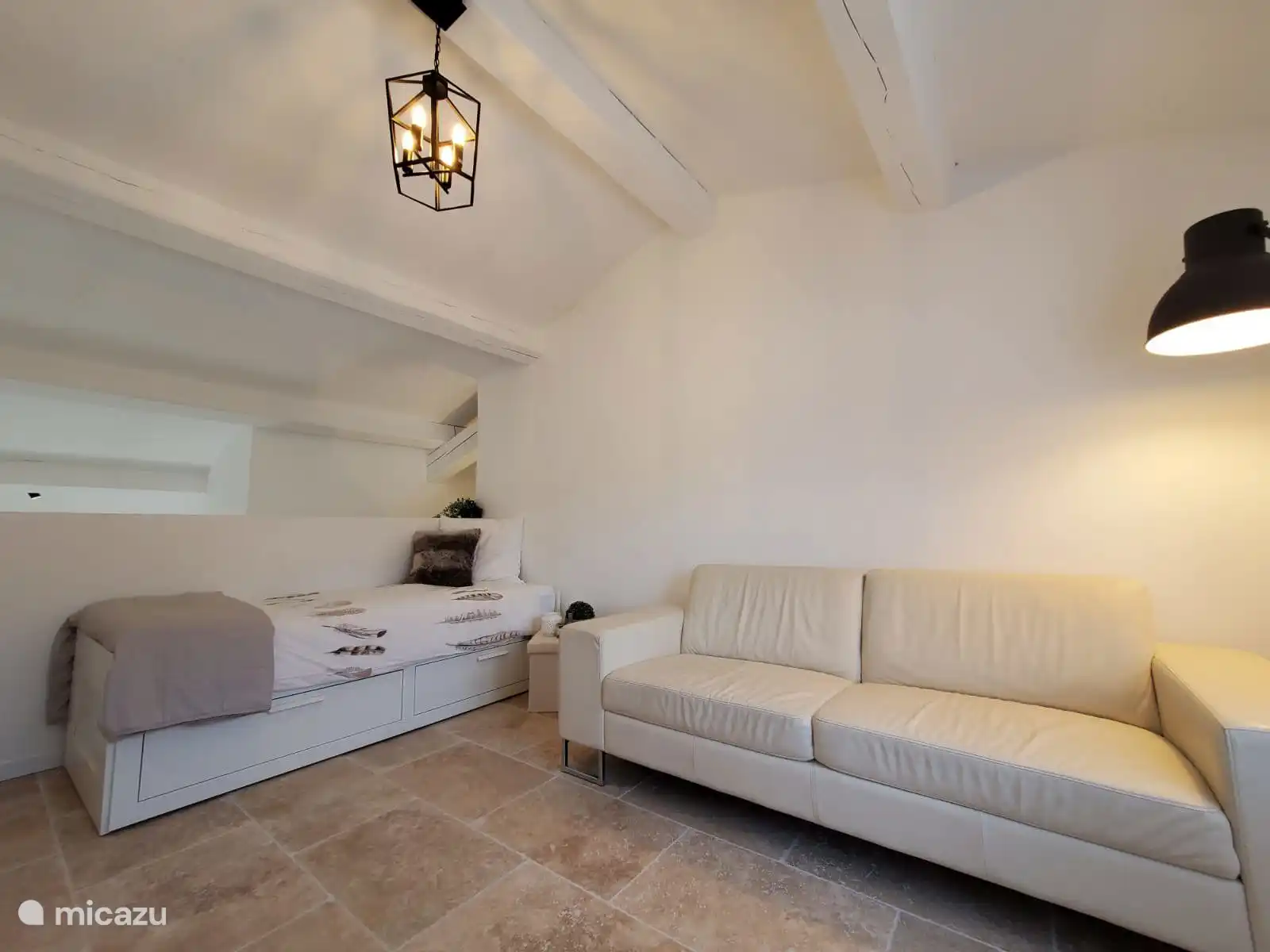 Schlafzimmer im Zwischengeschoss im 1. Stock 