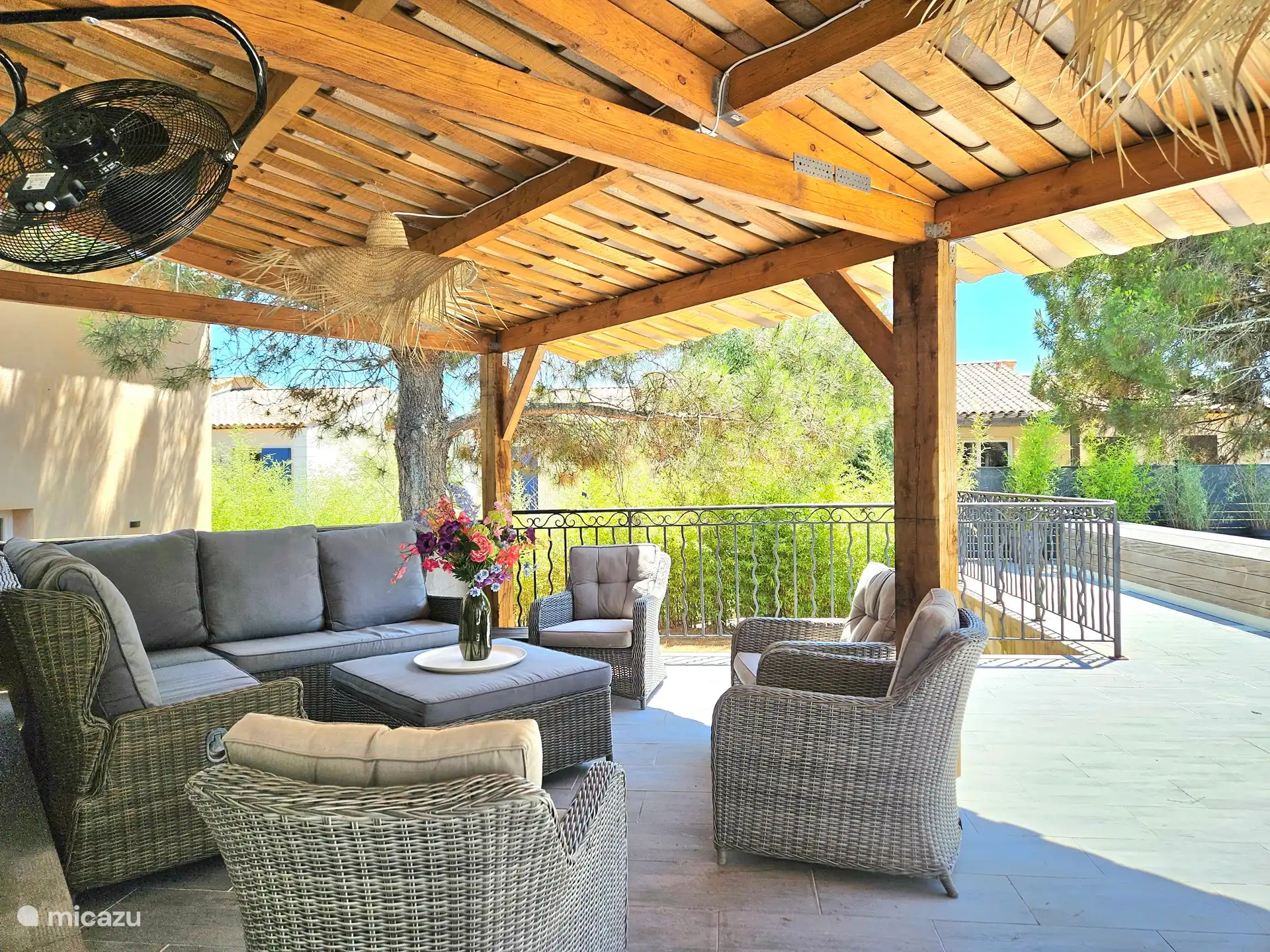 Überdachte Terrasse mit Lounge-Set