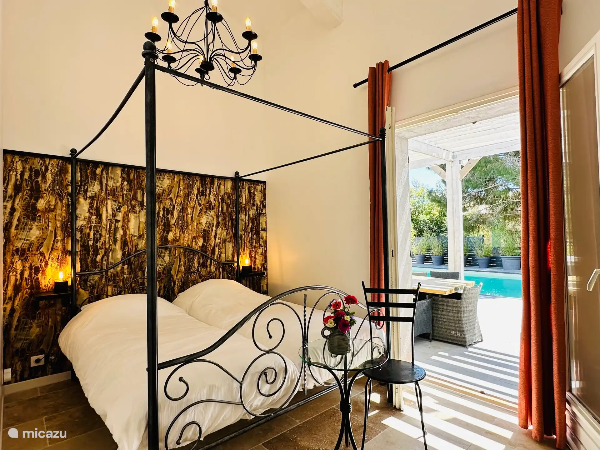 Schlafzimmer auf der Poolseite