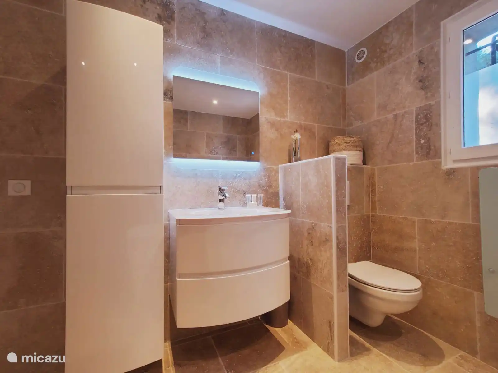 Badezimmer mit WC und Dusche