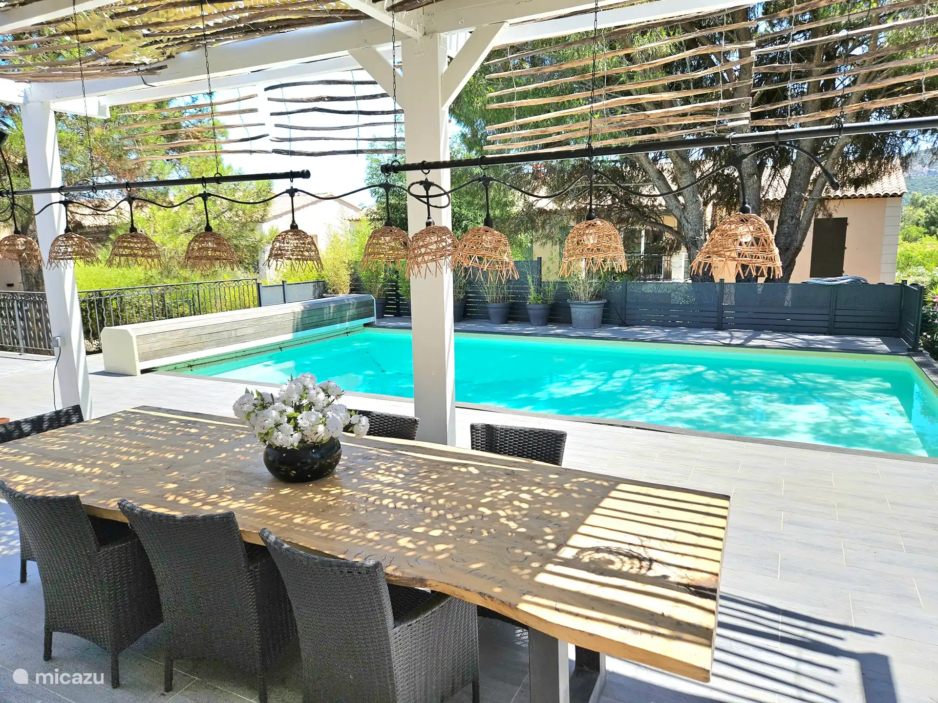 Terrasse mit großem Esstisch