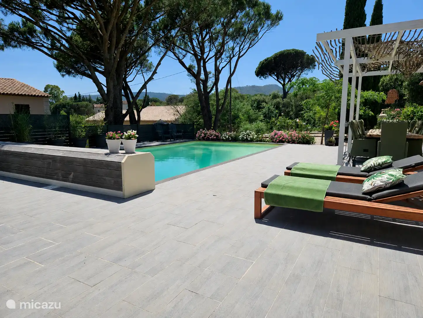 Piscina climatizada con tumbonas