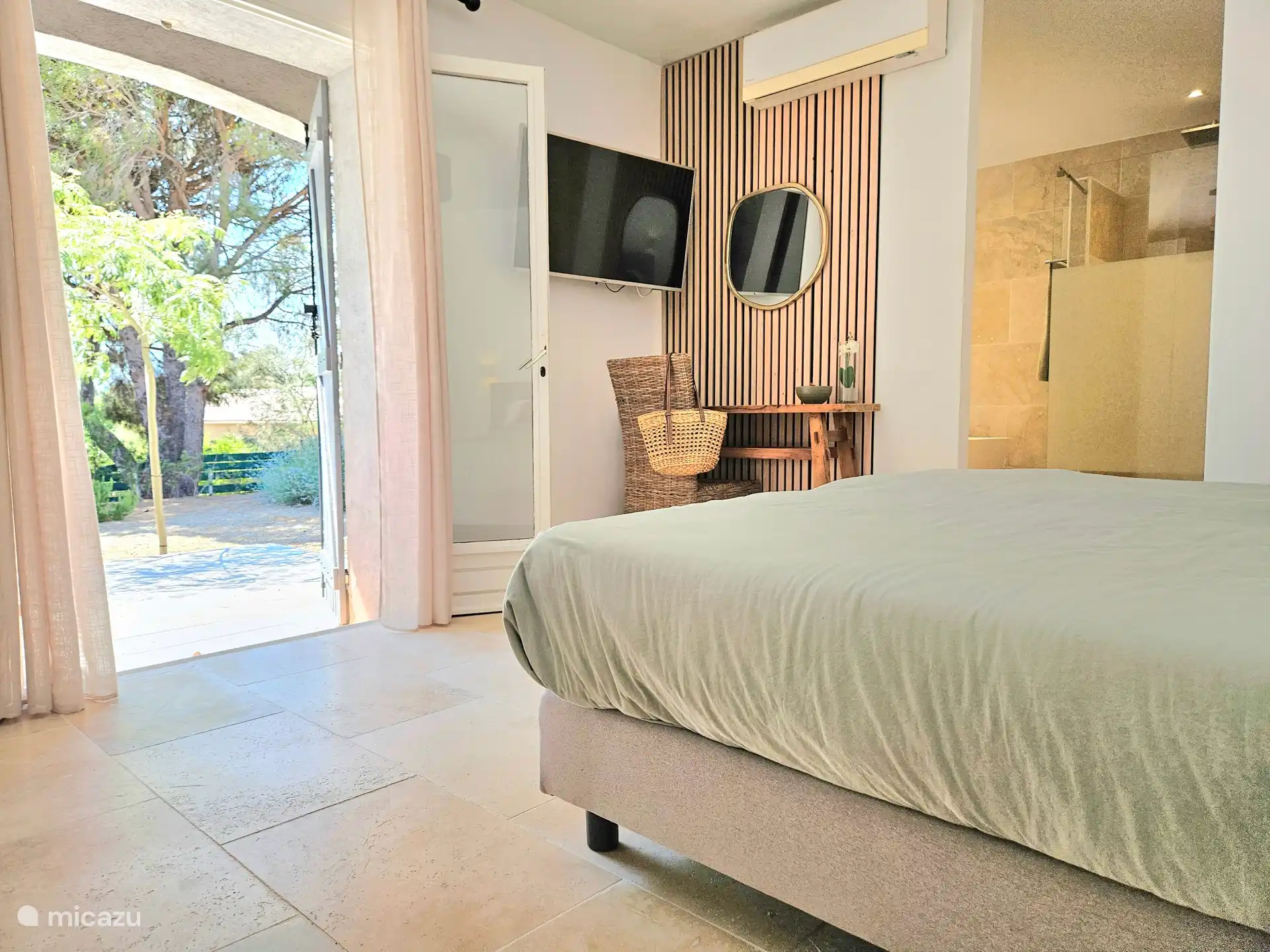 Schlafzimmer auf der Poolseite