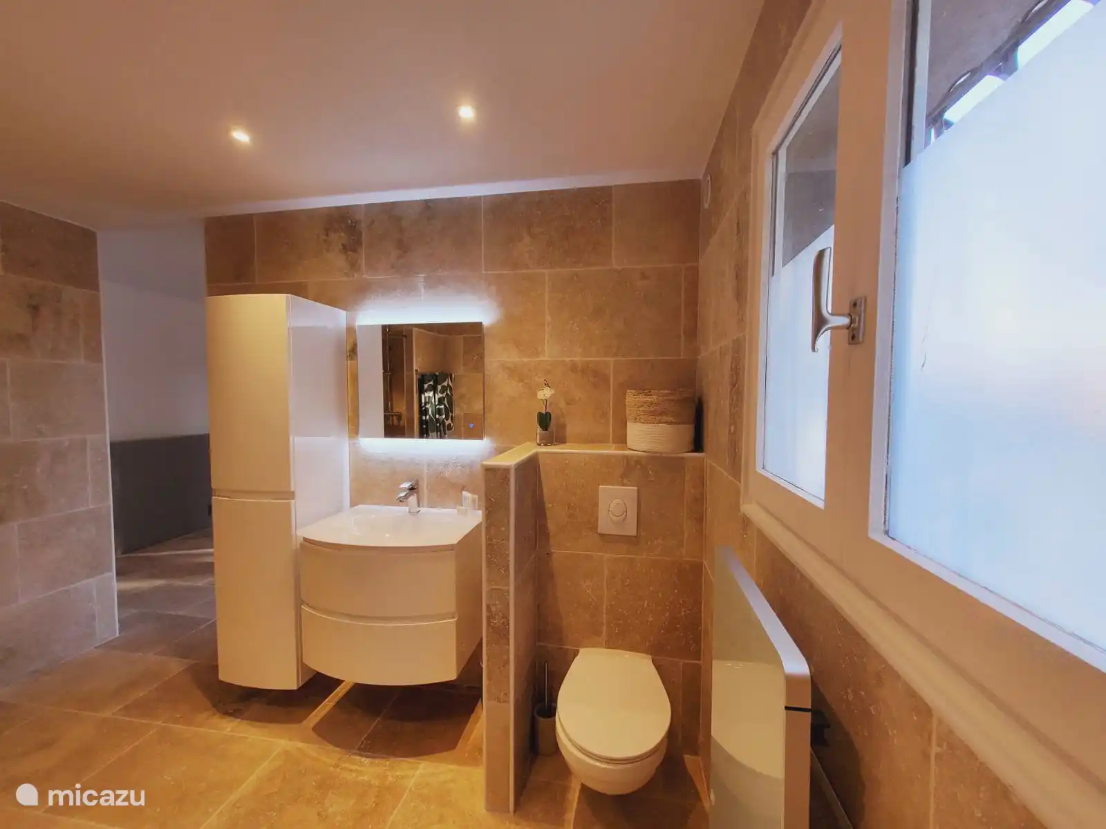 Komplettes Badezimmer