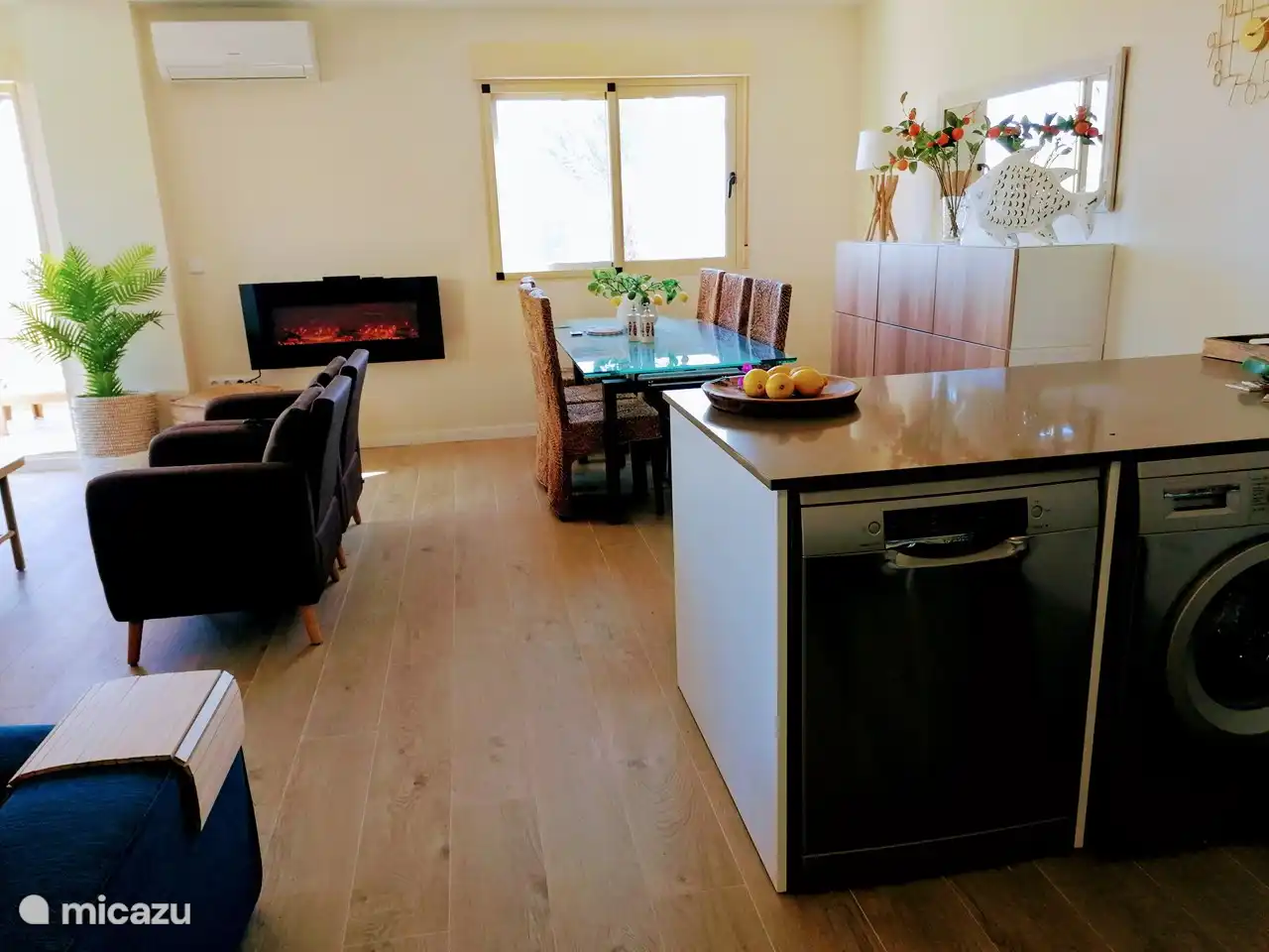 entree van de woonkamer met open keuken