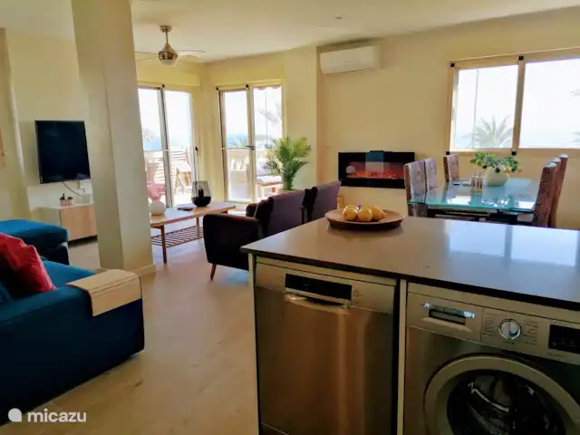 Brisa Marina | Espagne, Costa Blanca, El Campello - appartement Le salon avec cuisine sous un angle différent.
