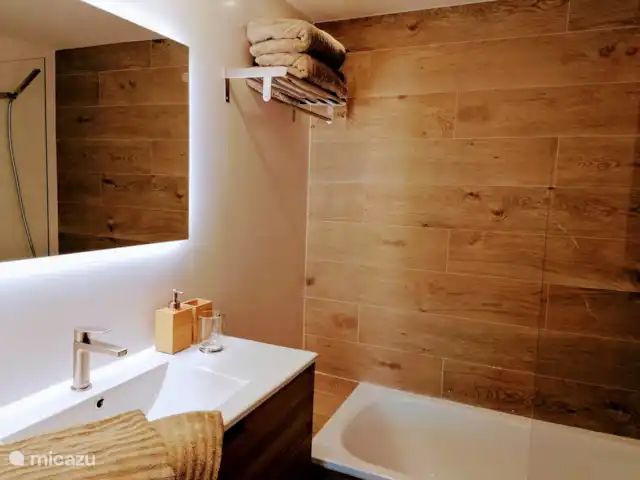 Brisa Marina | Espagne, Costa Blanca, El Campello - appartement La salle de bain blanche et en bois avec baignoire qui contient également une douche, un lavabo, des toilettes et un bidet.