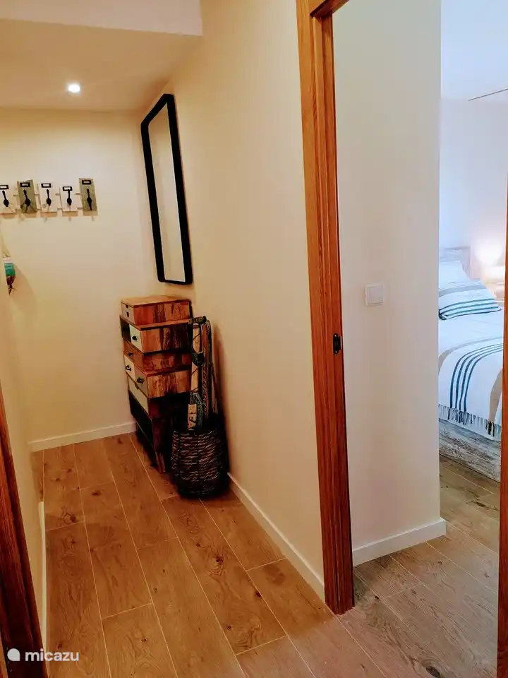 De entree. Het hele appartement is in nautische stijl ingericht.