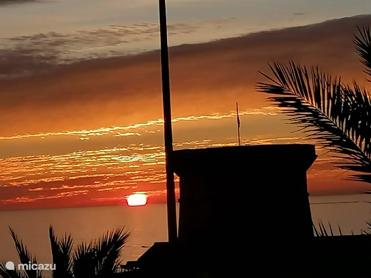 De prachtige zonsopkomst vanaf het terras gezien, met op de voorgrond de Torre de la Illeta. 
