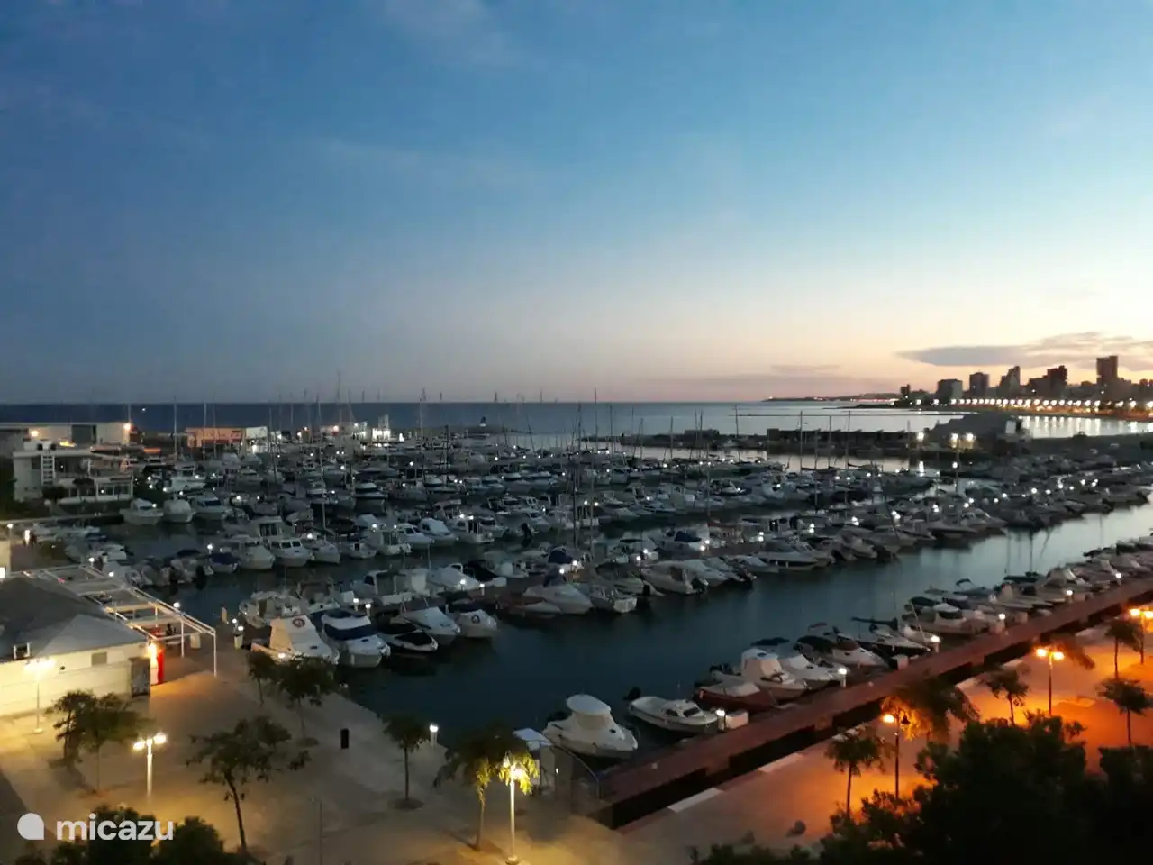 Het uitzicht over de jachthaven en de baai van El Campello.