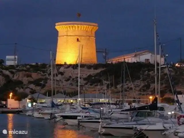 Brisa Marina | Espagne, Costa Blanca, El Campello - appartement La nuit, la tour est magnifiquement éclairée