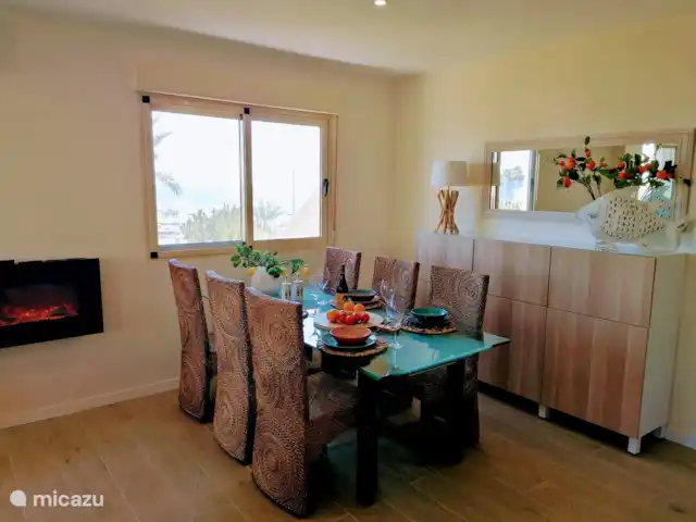 Brisa Marina | Espagne, Costa Blanca, El Campello - appartement La salle à manger avec six chaises, buffet et foyer électrique.