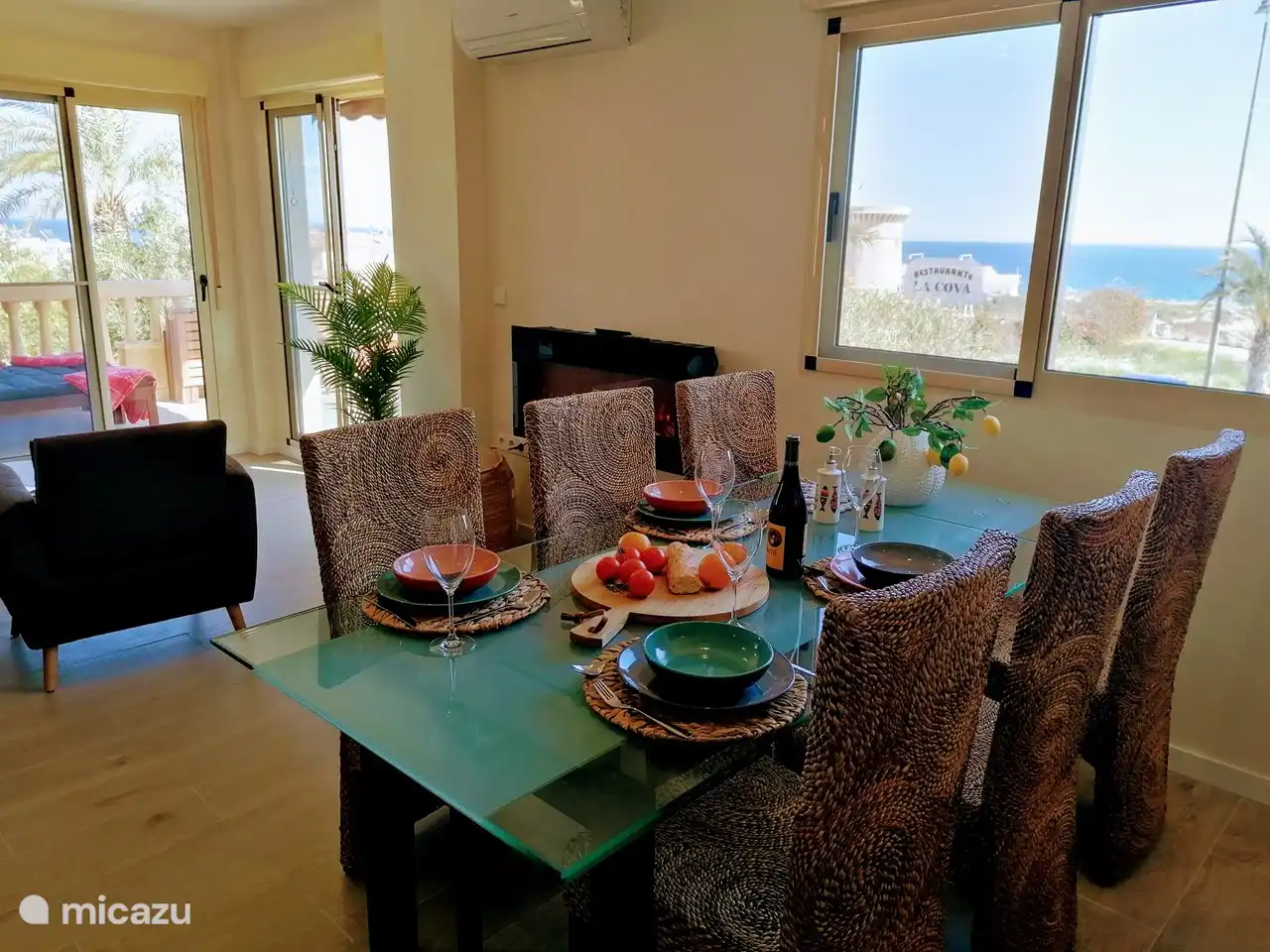 Overzicht van de woonkamer vanaf de krukken bij de eetbar.