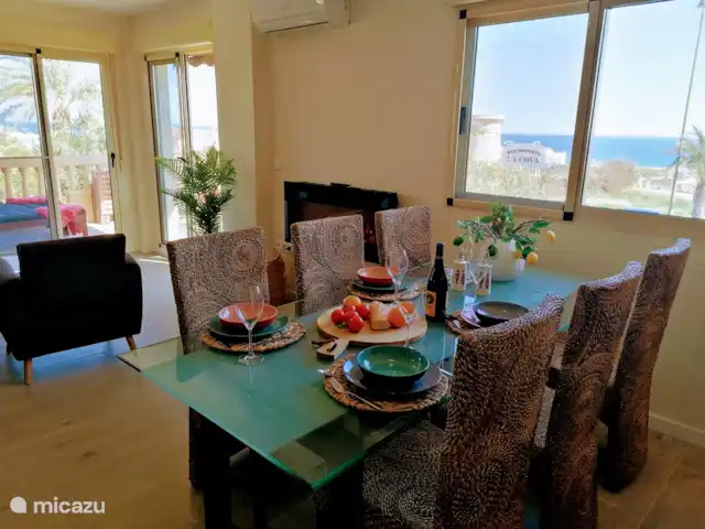 Brisa Marina | Espagne, Costa Blanca, El Campello - appartement Vue d'ensemble du salon depuis les tabourets au bar du petit-déjeuner.