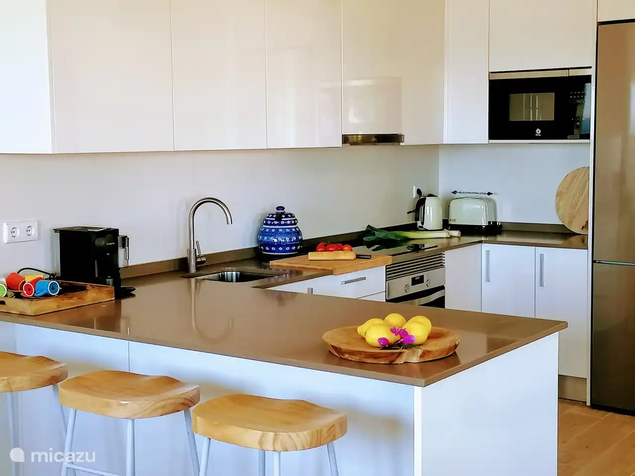 De open keuken met eetbar.