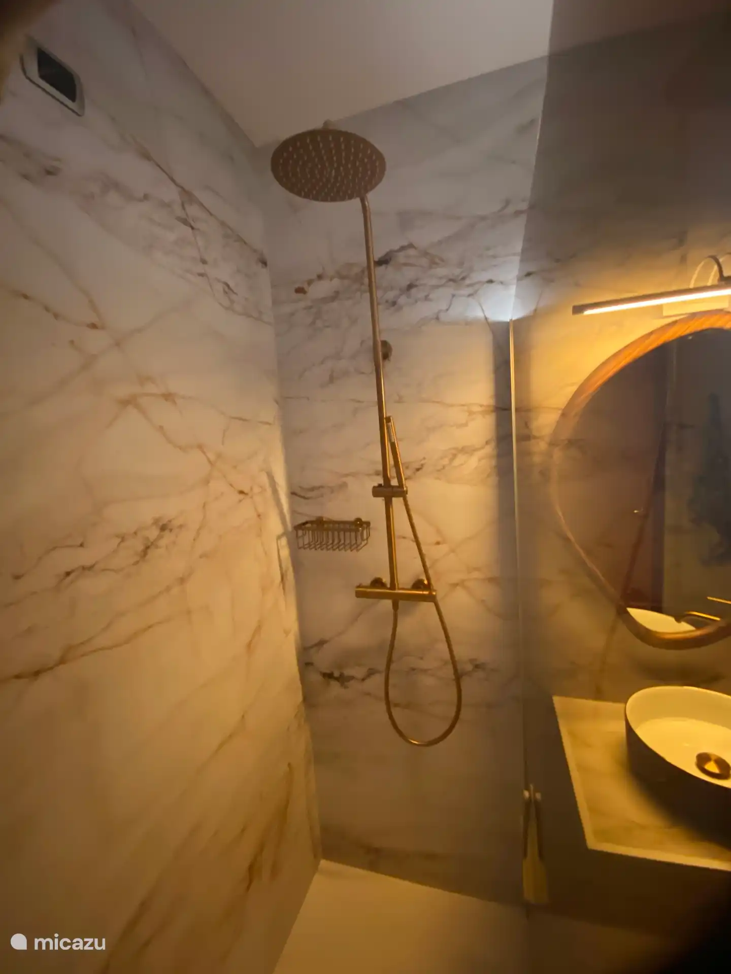 Begehbare Regenschauer