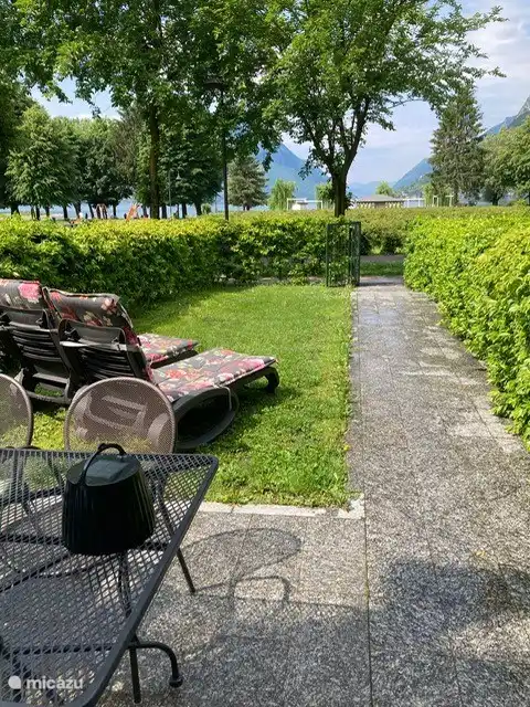 Genießen Sie die Aussicht auf 2 Liegestühlen mit Kissen