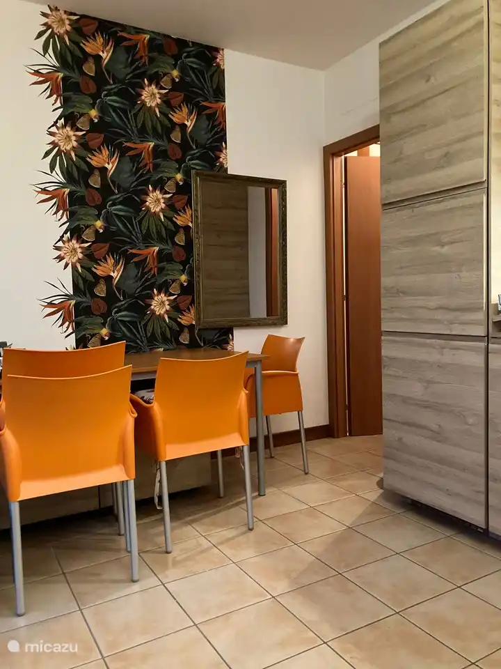 Geräumiger Esstisch mit Bank und Schalensitzen