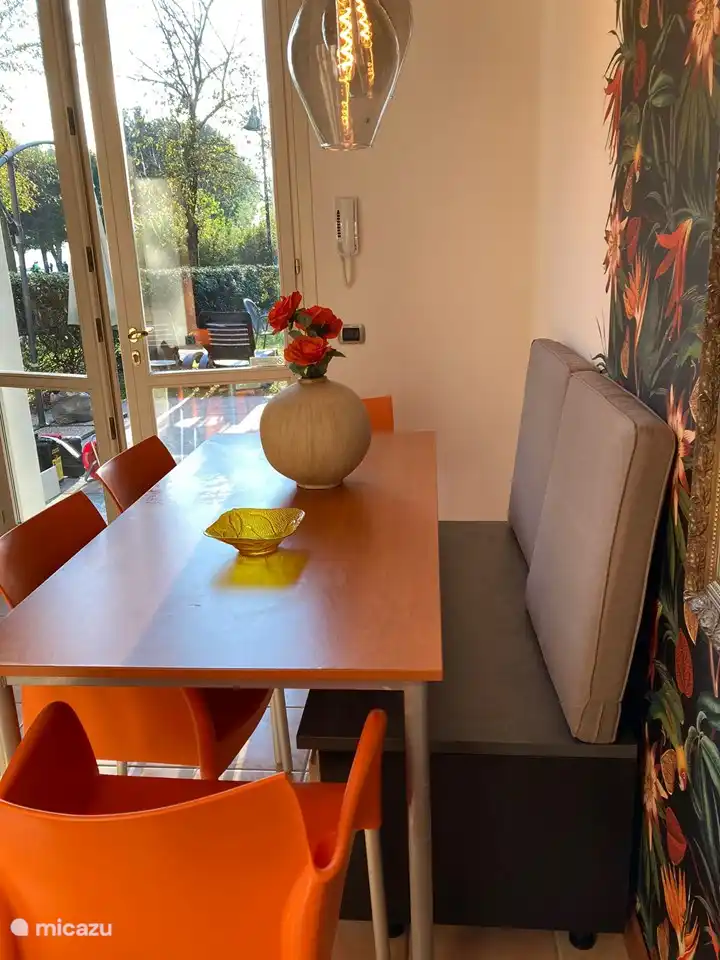 Geräumiger Esstisch mit Bank und Schalensitzen