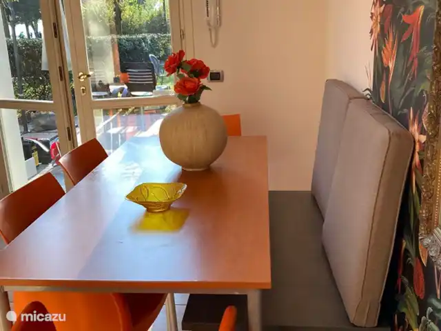 Location de Vacances Italie, Lacs italiens , Porlezza, appartement - Porto Letizia Bégonia 3 Table à manger spacieuse avec banquette et sièges baquets