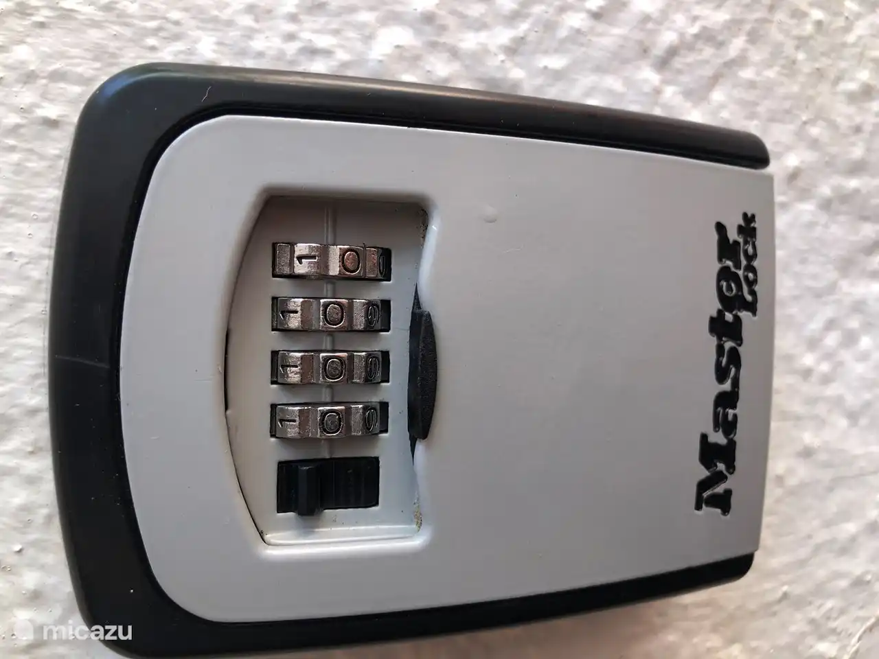 Key-lock (next to front door)