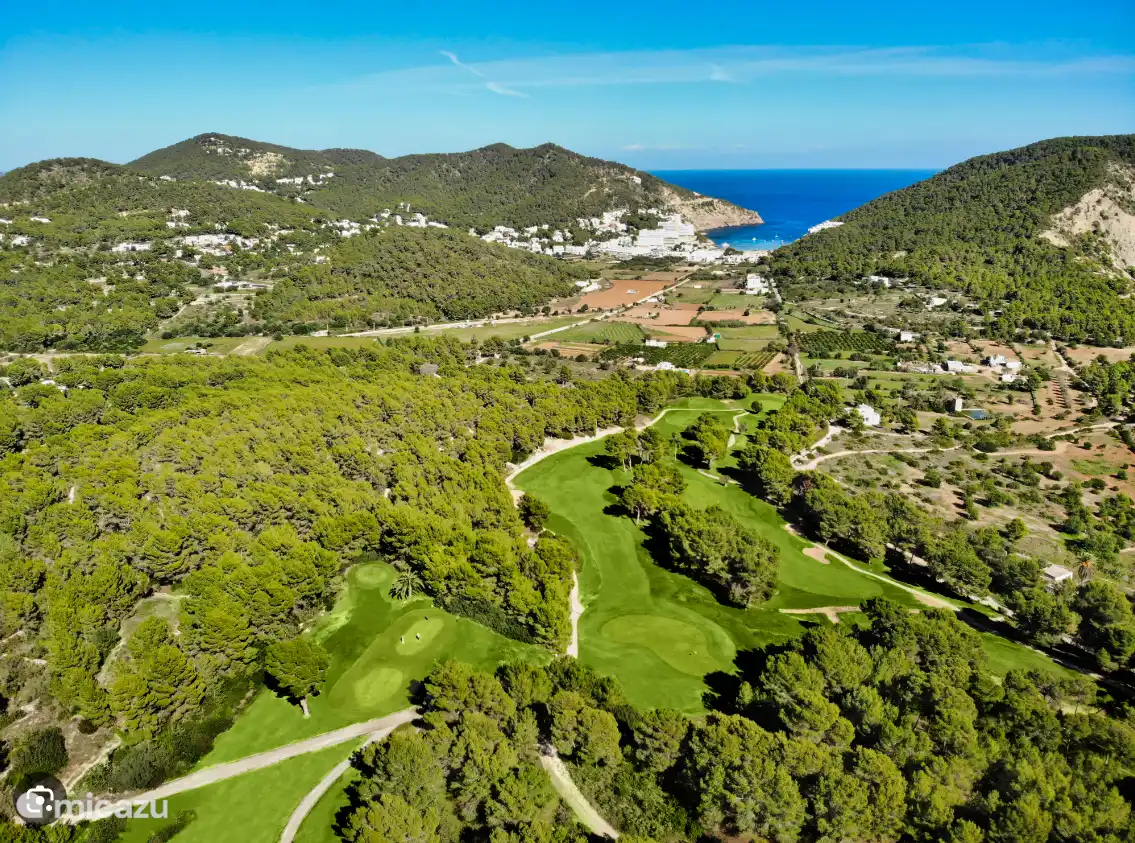 Cala Llonga: Golf club 5 min drive