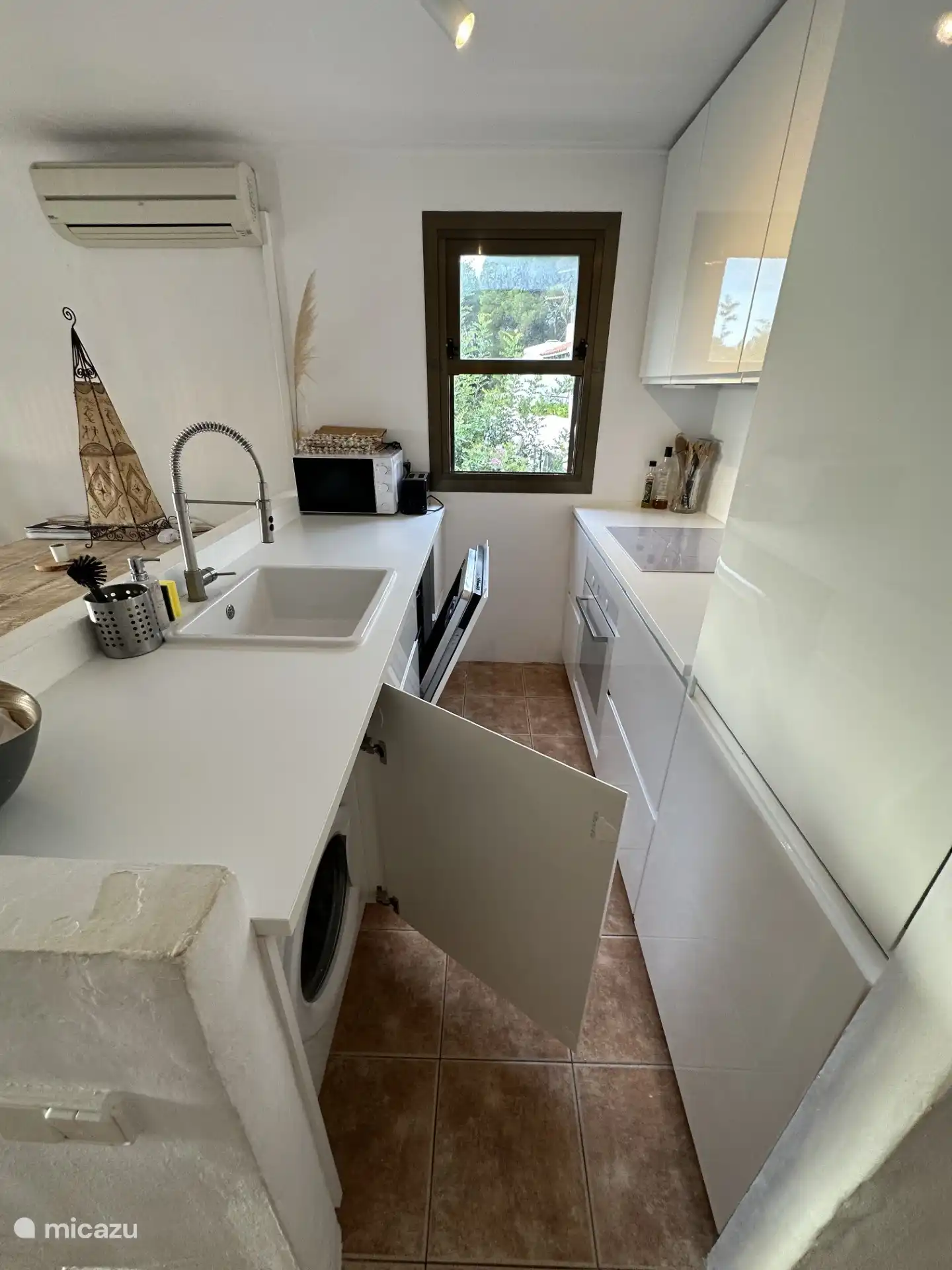 Kitchen with dishwasher and washing machine