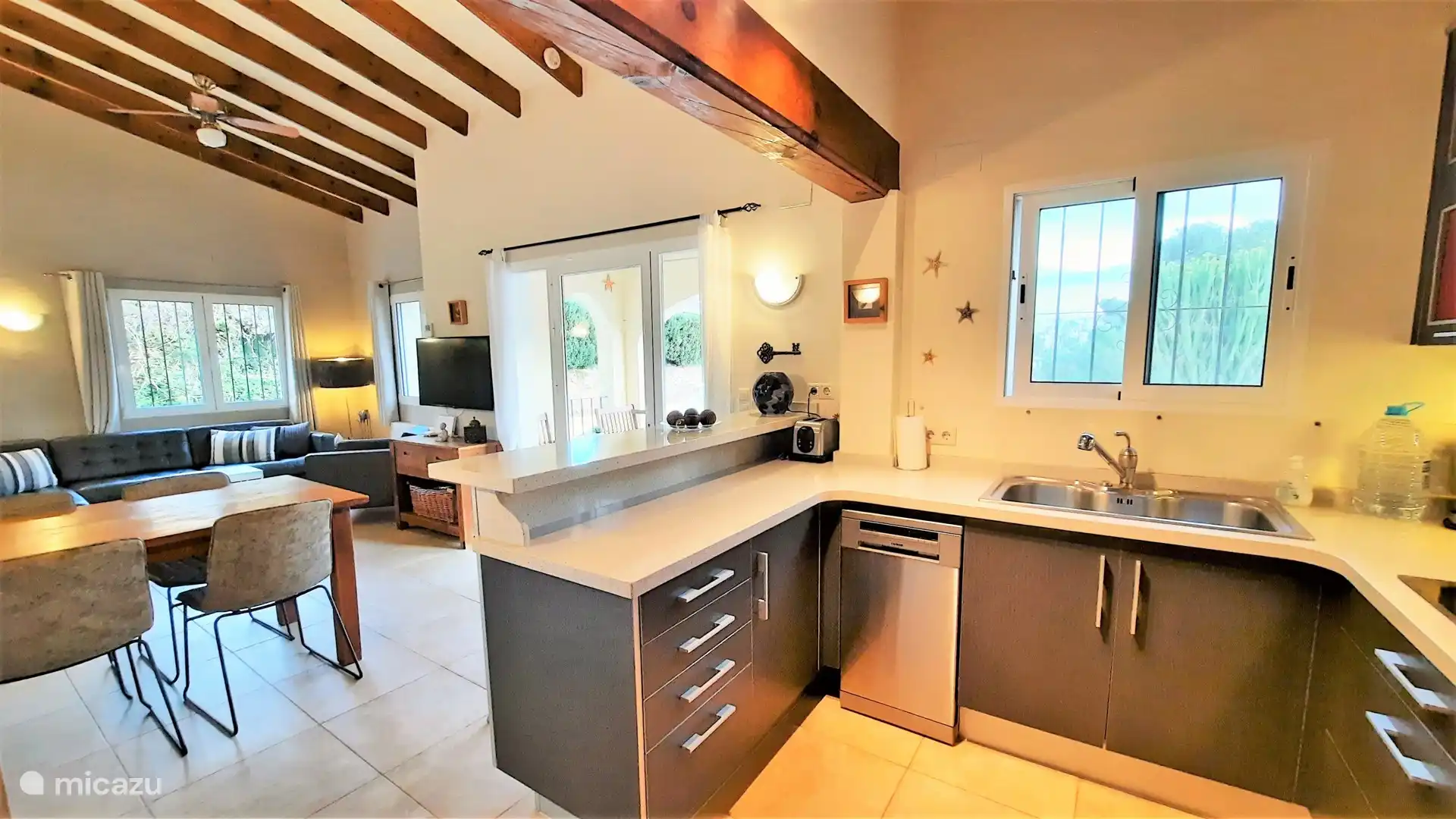 L’espace de vie ouvert et confortable