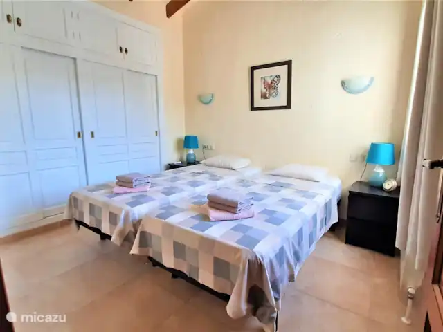 Villa La Rioja à Benissa Costa | Espagne, Costa Blanca, Benissa - villa Chambre 2 avec 2 lits simples, une armoire intégrée et la climatisation