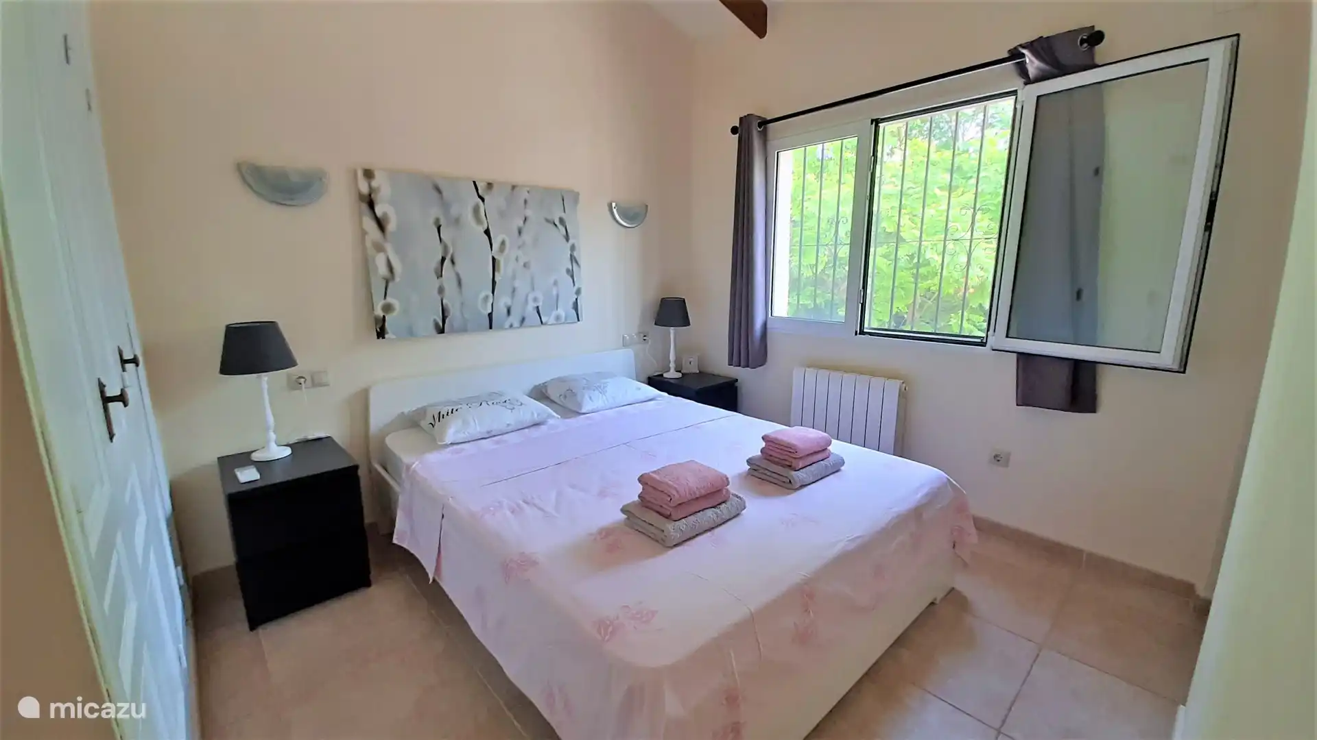 Chambre 1 avec une salle de bain attenante, une armoire intégrée et la climatisation