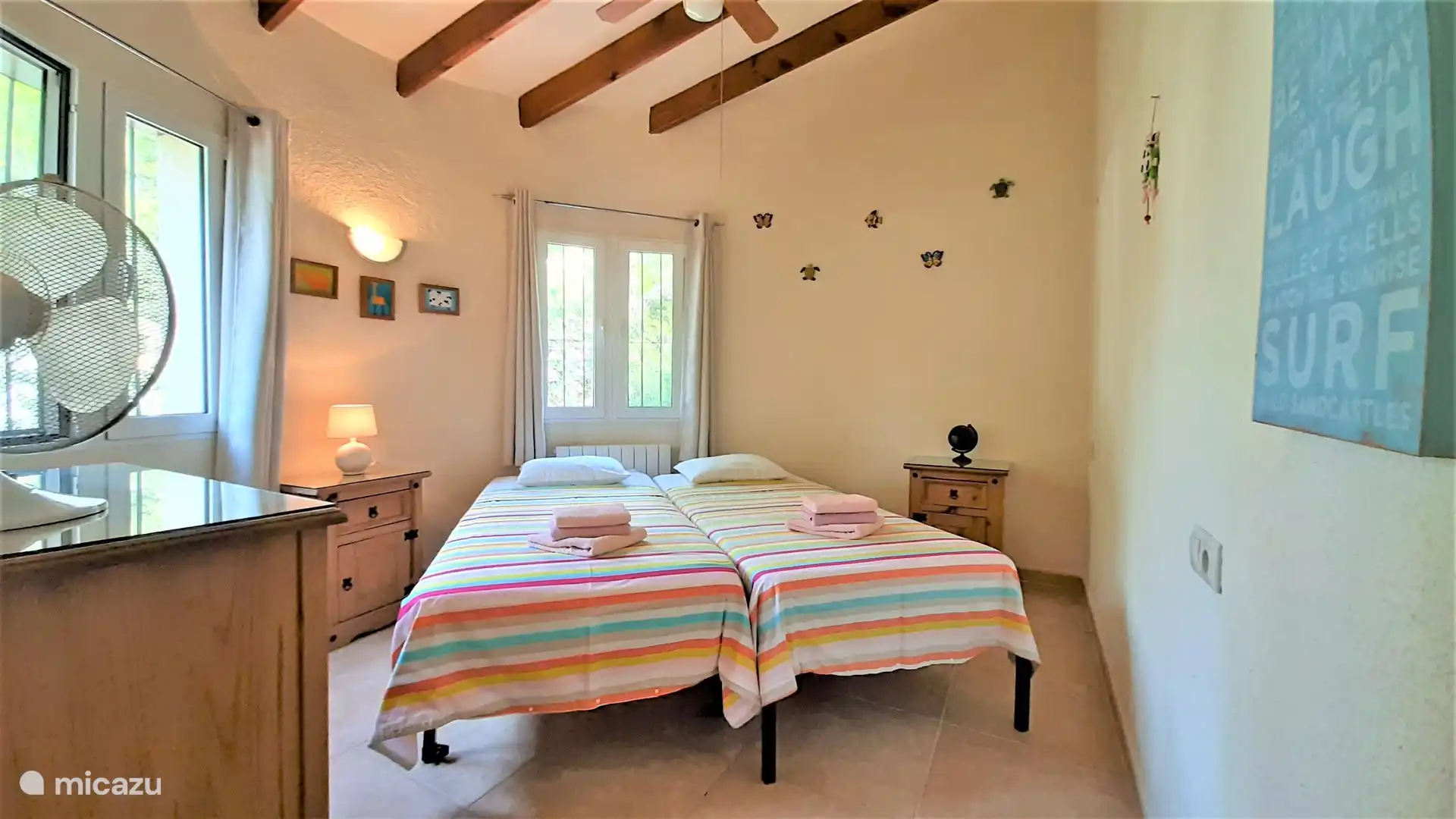 Chambre 3 avec 2 lits simples, pas de climatisation mais des ventilateurs. 