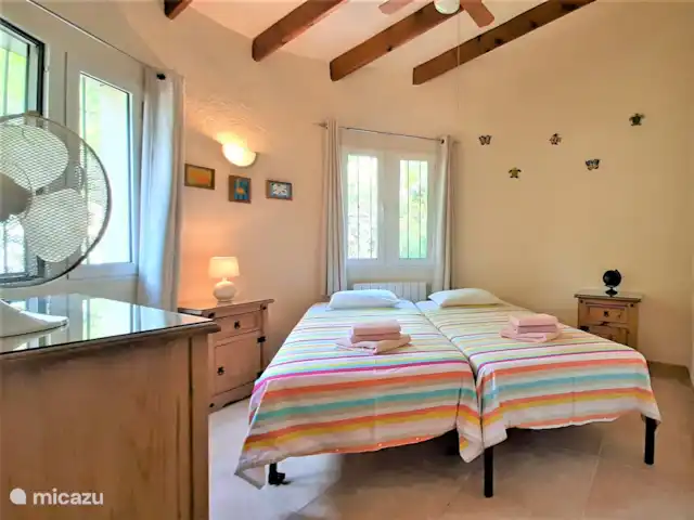 Villa La Rioja à Benissa Costa | Espagne, Costa Blanca, Benissa - villa Chambre 3 avec 2 lits simples, pas de climatisation mais des ventilateurs.