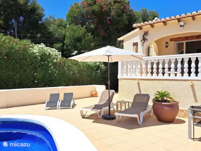 Villa La Rioja à Benissa Costa | Espagne, Costa Blanca, Benissa - villa Chaises longues confortables avec parasol au bord de la piscine
